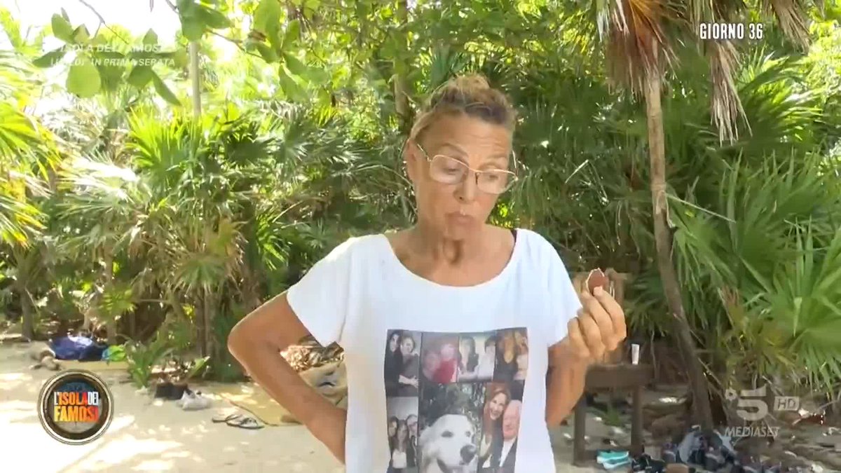 "Sei veramente una serpe" Teresanna accusa il leader di aver mangiato un pezzo di cocco che non gli spettava e Omar perde la pazienza. #Isola