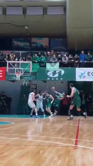 Cada video nuevo que aparece, es uno mejor que otro... ¡El TRIPLAZO HISTÓRICO de Emiliano Lezcano, para la victoria de Ferro sobre Boca, desde un ángulo único! 🤯 ¿Es el mejor tiro visto en la historia de la Liga Nacional? 📹 curry quemero 🪦