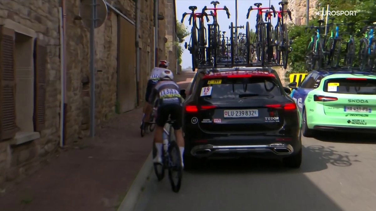 💥 Un 𝐜𝐚𝐨𝐬 𝐚𝐛𝐬𝐨𝐥𝐮𝐭𝐨 con los coches en el Critérium du Dauphiné 😬 Los ciclistas han tenido que esquivarlos subiéndose incluso a las aceras #Dauphine #LaCasaDelCiclismo