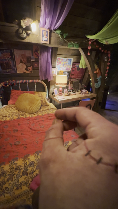 Let’s give a round of one-handed applause to the Wednesday set designers.
