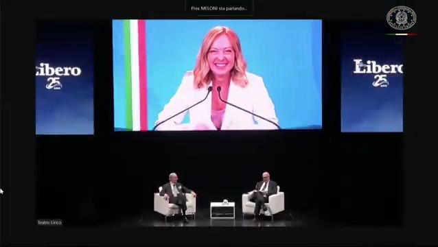 - "Siamo qua con Vittorio. Ha detto che è innamorato di te" - "Ricambio i sentimenti"