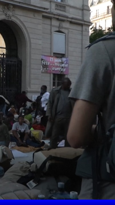 Des centaines de familles sans-abris s'installent devant la mairie du 11e arrondissement à Paris pour demander un hébergement