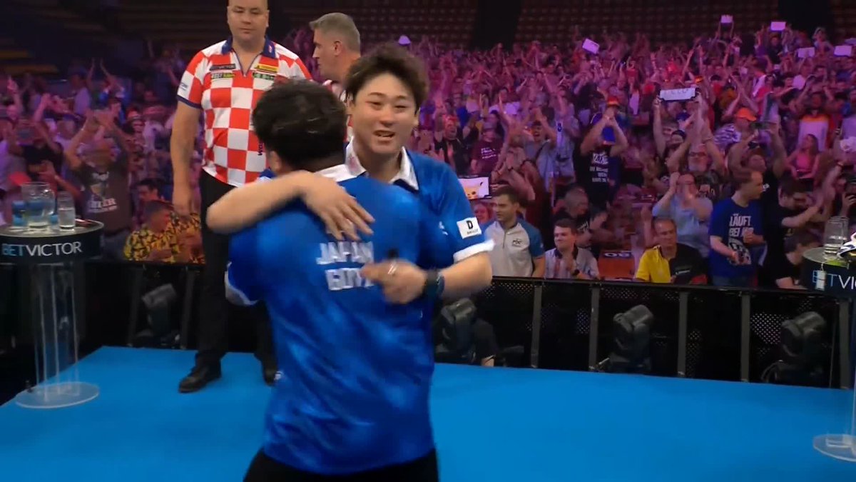 JAPAN COMPLETE THE COMEBACK! 🇯🇵 Incredible drama in Frankfurt! Japan survive match darts in three consecutive legs as they recover from 3-1 down to stun Croatia in their Group K opener! 📺 #WCOD25 | First Round
