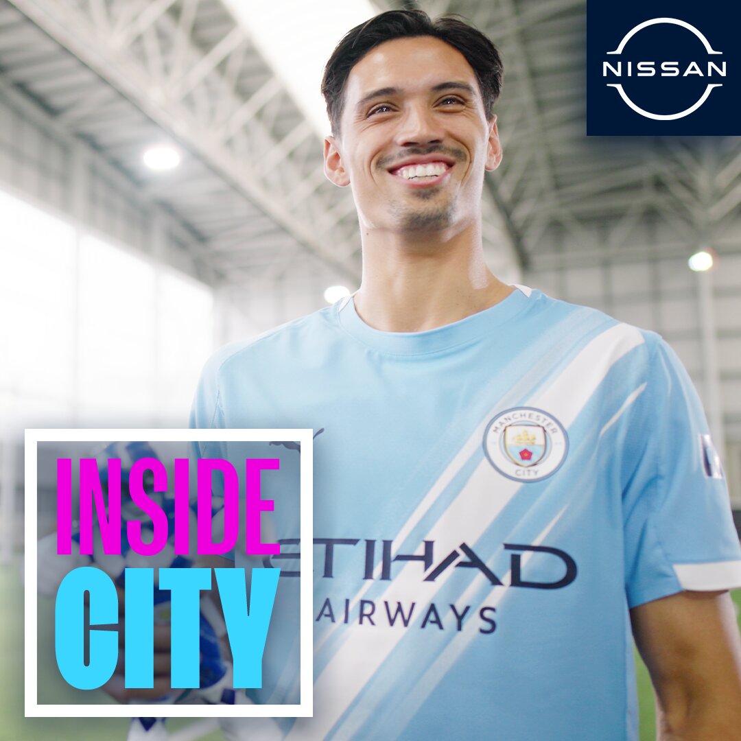 Reijnders' unique way of reading a book 😂 Watch the latest episode of Inside City now! 📺