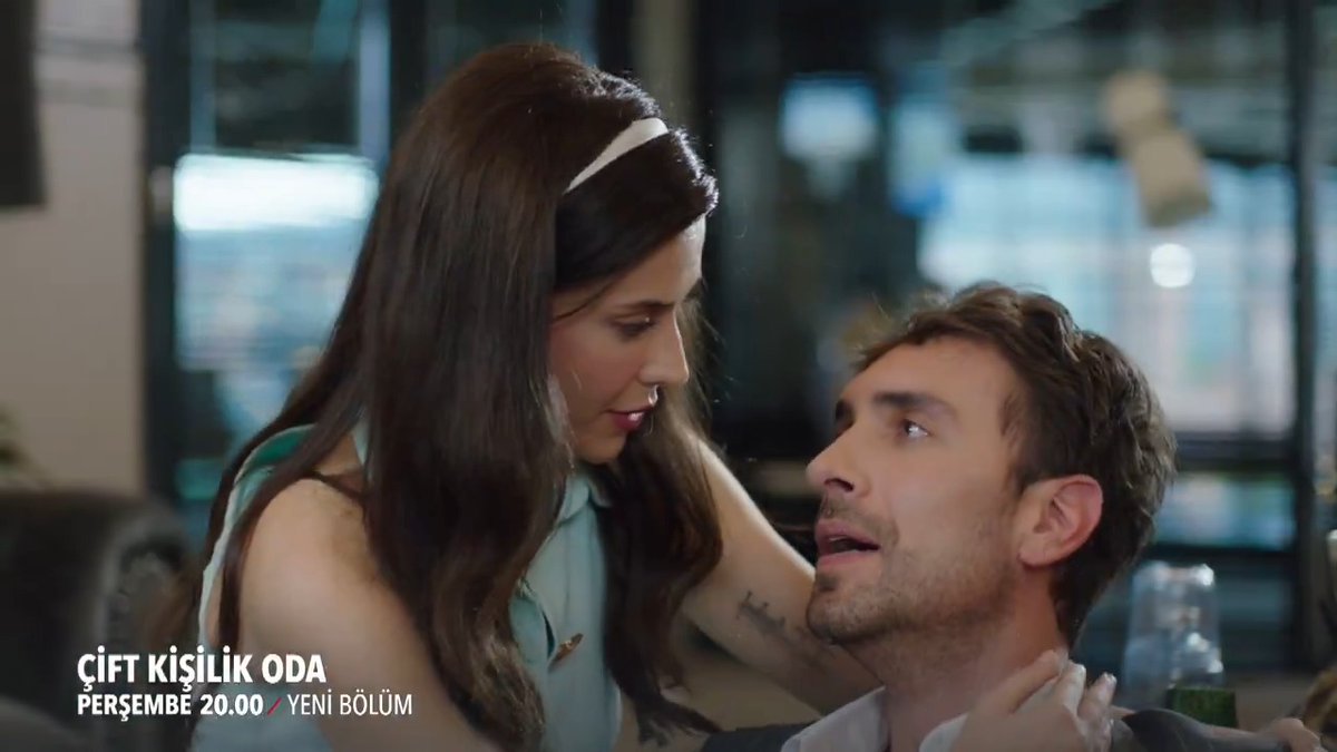 “Bu kız sana aşık mı oldu?” 👀 Yeni bölüm fragmanı yayında. #ÇiftKişilikOda tüm bölümleriyle Disney+’ta. @disneyplustr Çift Kişilik Oda