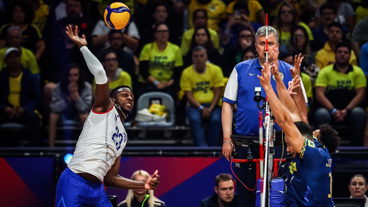 #VNL2025: CUBA ๐จ๐บ 3-2 ๐ง๐ท BRAZIL Dรฉjร vu. Just like in #VNL2024 โ and in the same venue โ Cuba takes down Brazil once again, this time in a thrilling five-set battle that silenced the Maracanรฃzinho crowd. ๐บ Watch the replay on the VBTV app. ๐ #BePartOfTheGame #Volleyball #VNL