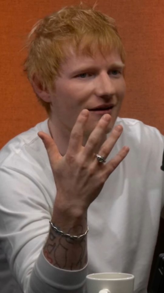 We love a sustainable king 💚 Ed Sheeran is right about the impact of private jets — a single private jet can emit two tonnes of CO₂ in just one hour, which is more than the average EU citizen emits in an entire year. Private jets are five to 14 times more polluting per passenger than commercial flights, and 50 times more than trains.