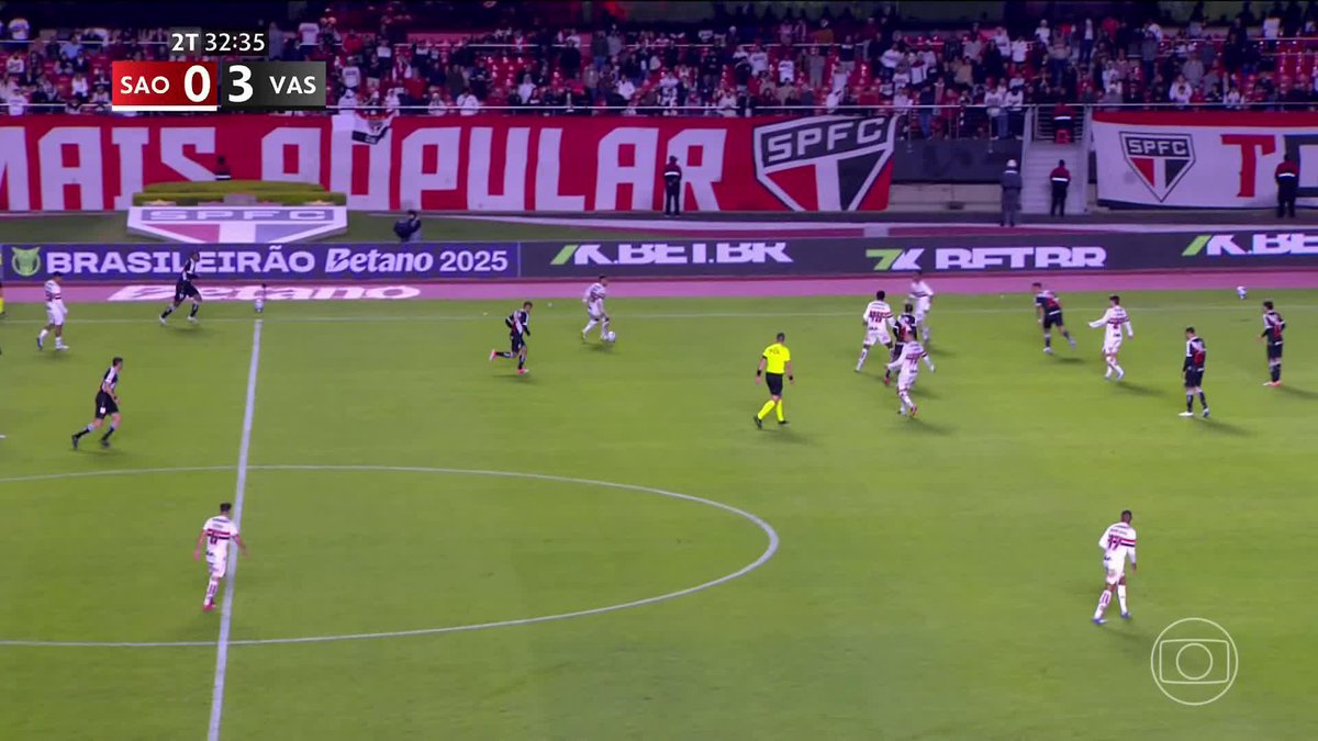 Coutinho jogando de terno no Morumbis.