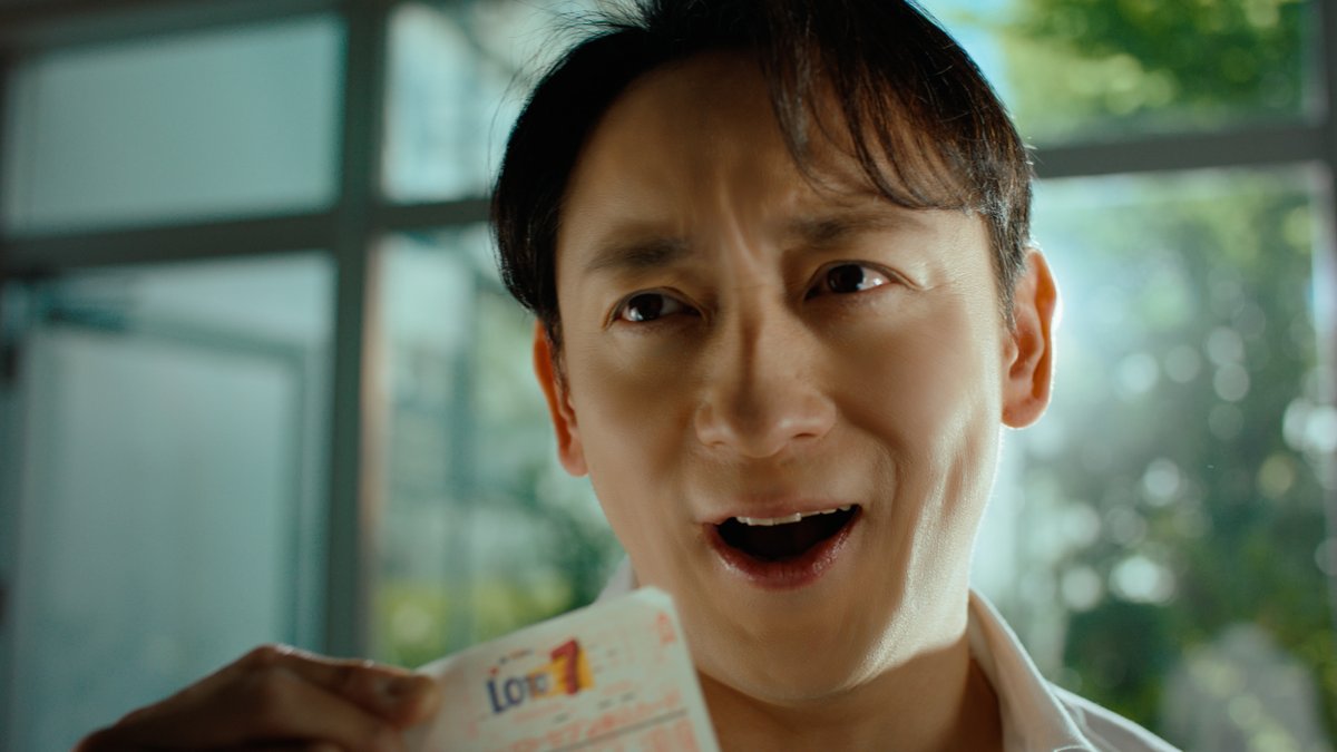 【新ロトCM 公開】 『#彼と彼女と12億男』 episode17「帰ってきた男」 あの男が帰ってきた。 "賞味期限のない土産"を携えて… #ロト7は1等最高12億へ #神木隆之介 #上白石萌音 #コージヤマモト