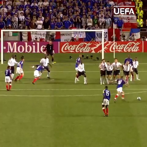 📅 On this day, 21 years ago, England were beating France 1-0 in the 89th minute at EURO 2004. 🏴󠁧󠁢󠁥󠁮󠁧󠁿 Then Zinedine Zidane happened.🇫🇷