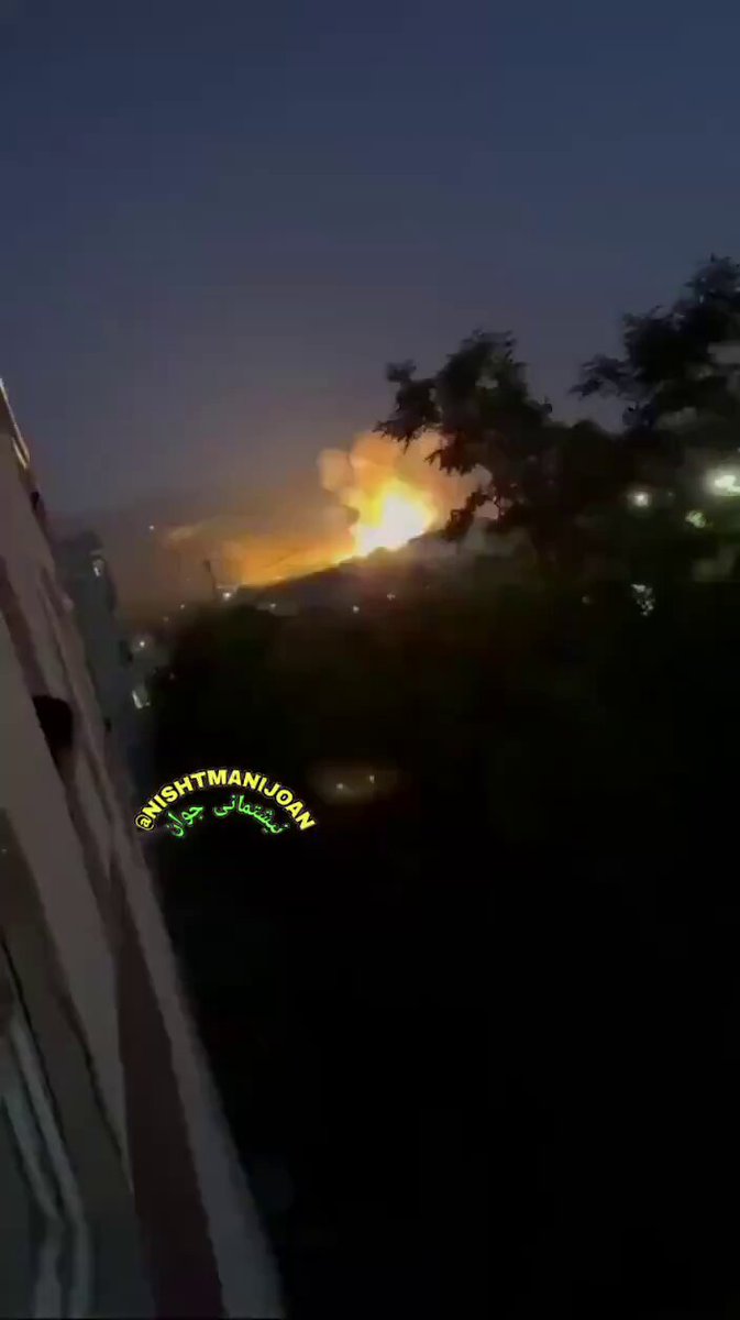 这是伊朗弹道导弹基地被以色列空袭后，固体燃料火箭发动机燃烧的声音 以色列媒体报道，摩萨德事先把人和物资送进伊朗，在防空系统等重要目标附近组装无人机，空袭前出动无人机干掉了很多防空导弹。让你想到什么了？ 乌克兰说是【独立】策划了对俄国战略轰炸机的敌后大扫荡，也就骗骗二愣子😂