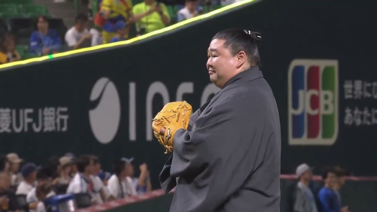 【セレモニアルピッチ】 熊本県出身の #正代 関がセレモニアルピッチに登場しました！⚾ 💪 #sbhawks #baystars #日本生命セ・パ交流戦2025 #交流戦 #セ・パ交流戦 #みずほPayPayドーム場所 #sumo 👇ライブ配信はこちら