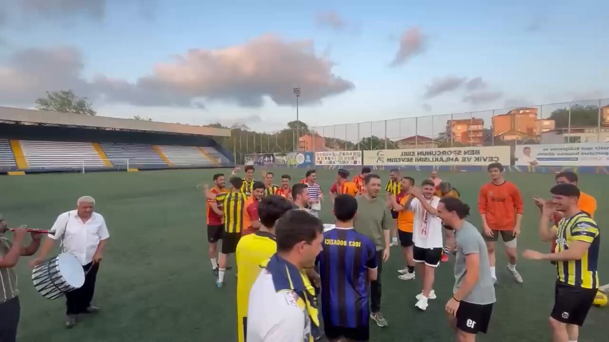 TAKIM İÇİ DERBİ &amp; DOĞUM GÜNÜ KUTLAMASI 🎂⚽ Dün, takımımızın teknik direktörü Emre Özcan’ın doğum gününü, geleneksel hale gelen Fenerbahçe – Galatasaray takım içi derbisi öncesi hep birlikte kutladık. 🎉