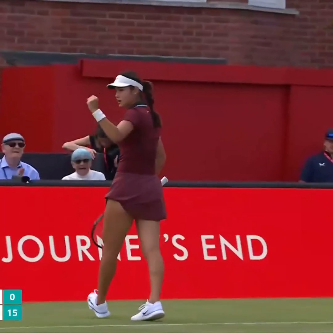 “Picked her spot and ripped it!” Perfectly placed Emma Raducanu 😍 #HSBCChampionships