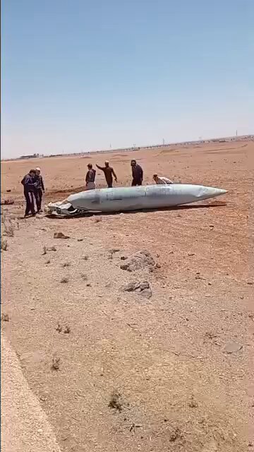 #Syrie les personnes présentes pensent qu’il s’agit d’un missile, à proximité de Jbab Deraa, mais il s’agit plutôt d’un réservoir externe de carburant probablement lâché par la chasse israélienne sur le chemin du retour d’Iran