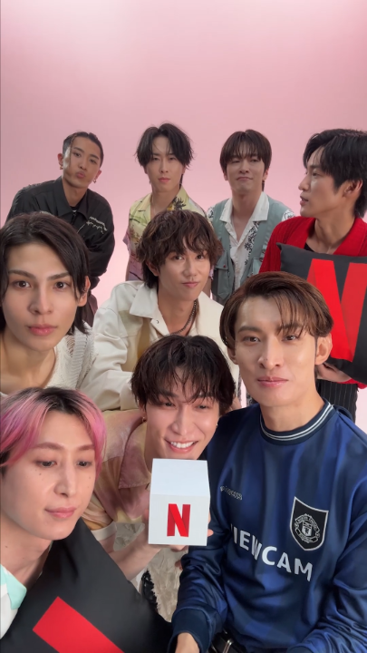 「Snow Man 1st Stadium Live Snow World」 世界独占配信スタート！ Snow Man初のスタジアムライブ🏟️ 約7万人の観客を動員した圧巻のパフォーマンスをお届け！ 舞台裏メイキングも同時配信。 『#ネトフリでSnowWorld』 同時視聴で盛り上がろう📣 #SnowMan #SnowWorld #SnowManスタジアムライブ