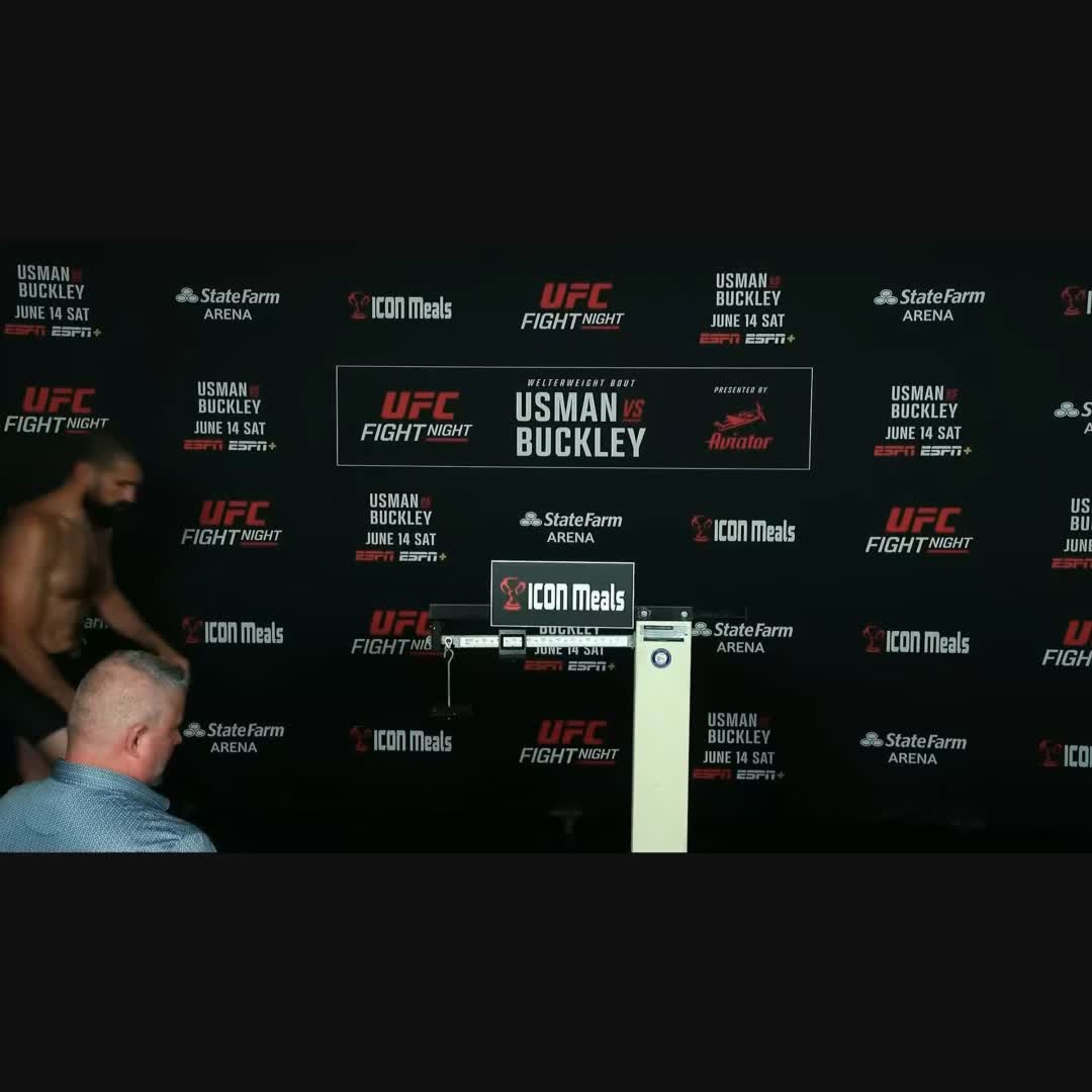 Kamaru Usman makes weight ✅ ⚖️ 171 lbs 🎥 UFC Español #UFCAtlanta