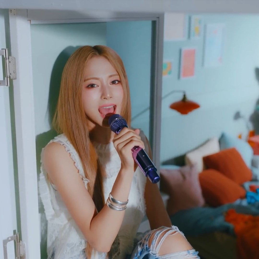 IT'S TZUYU DAY EVERYONE #HappyTzuyuDay #FlyAgainWithTZU #구름사이를_헤엄쳐_쯔위에게로