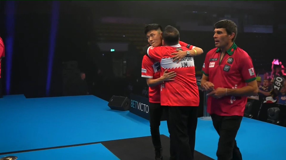 SINGAPORE PUT OUT PORTUGAL! 🇸🇬 Paul Lim & Phuay Wei Tan make a winning start to their World Cup bid, winning four straight legs to eliminate Portugal! Singapore will take on Germany for a place in the last 16 later tonight... 📺 #WCOD25 | First Round