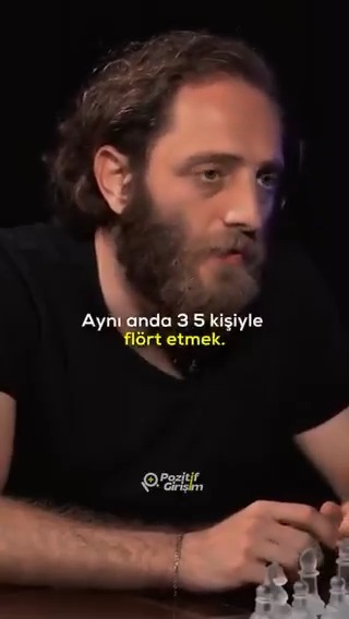 “Bugün yeni trend; aynı anda 3 5 kişiyle flört etmek. Sanki pantolon deniyor!!”