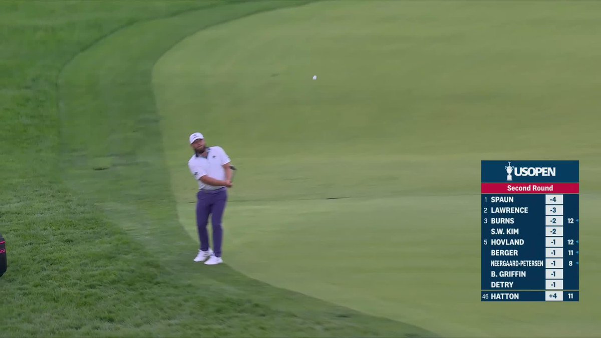 This is such a cool shot to watch. Imagination around the greens is everything at Oakmont 👌