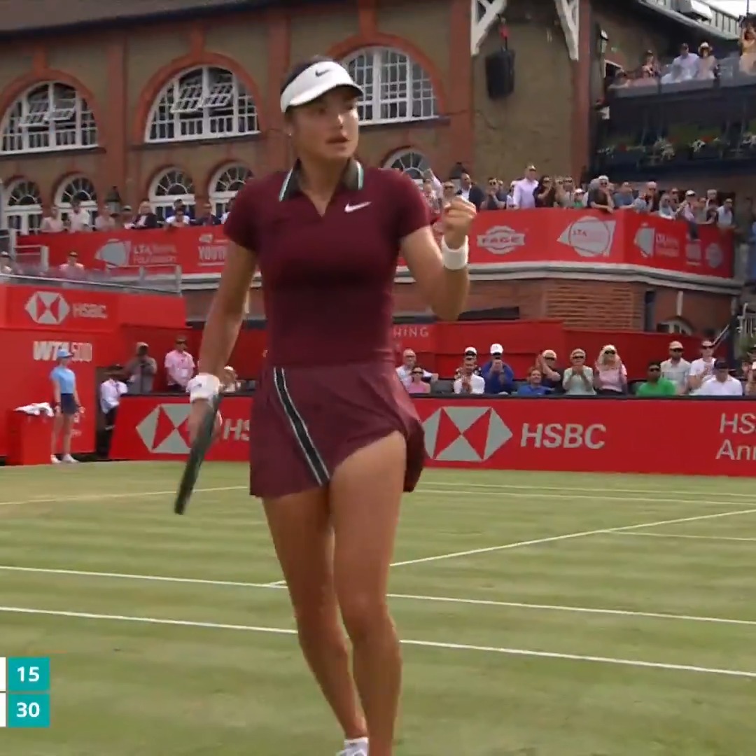 Emma Raducanu with some fantastic defense against Qinwen Zheng in Queens. Great movement on the grass… not as easy as she’s making it look. Great stuff. 🇬🇧❤️
