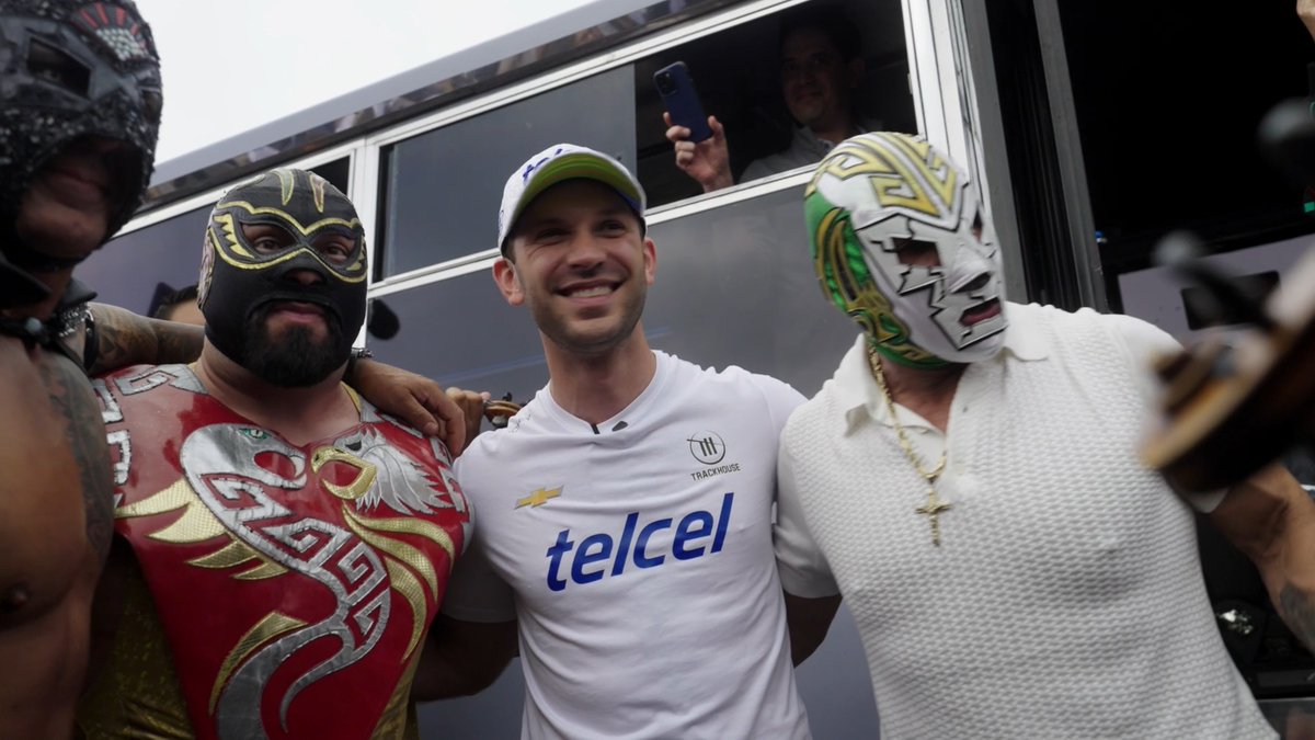 That's how you make an entrance, Daniel Suárez! 👏 #NASCARMexico
