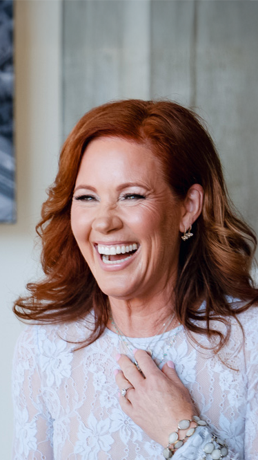 Amber would so approve 💅 Elisa Donovan dished on the scene that was the most fun to film, her favorite non-Amber outfit, and the cult classics that followed in CLUELESS fashionable footsteps.