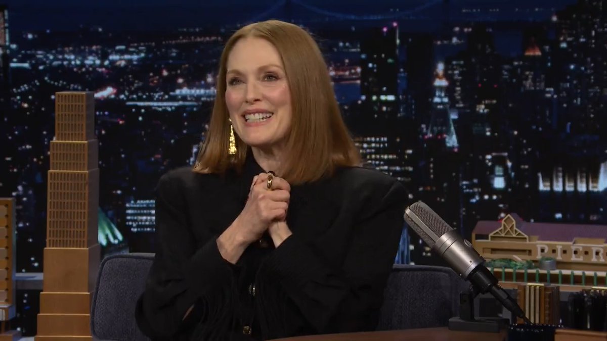 Julianne Moore blacked out when she met David Bowie Official 🤩 #FallonTonight