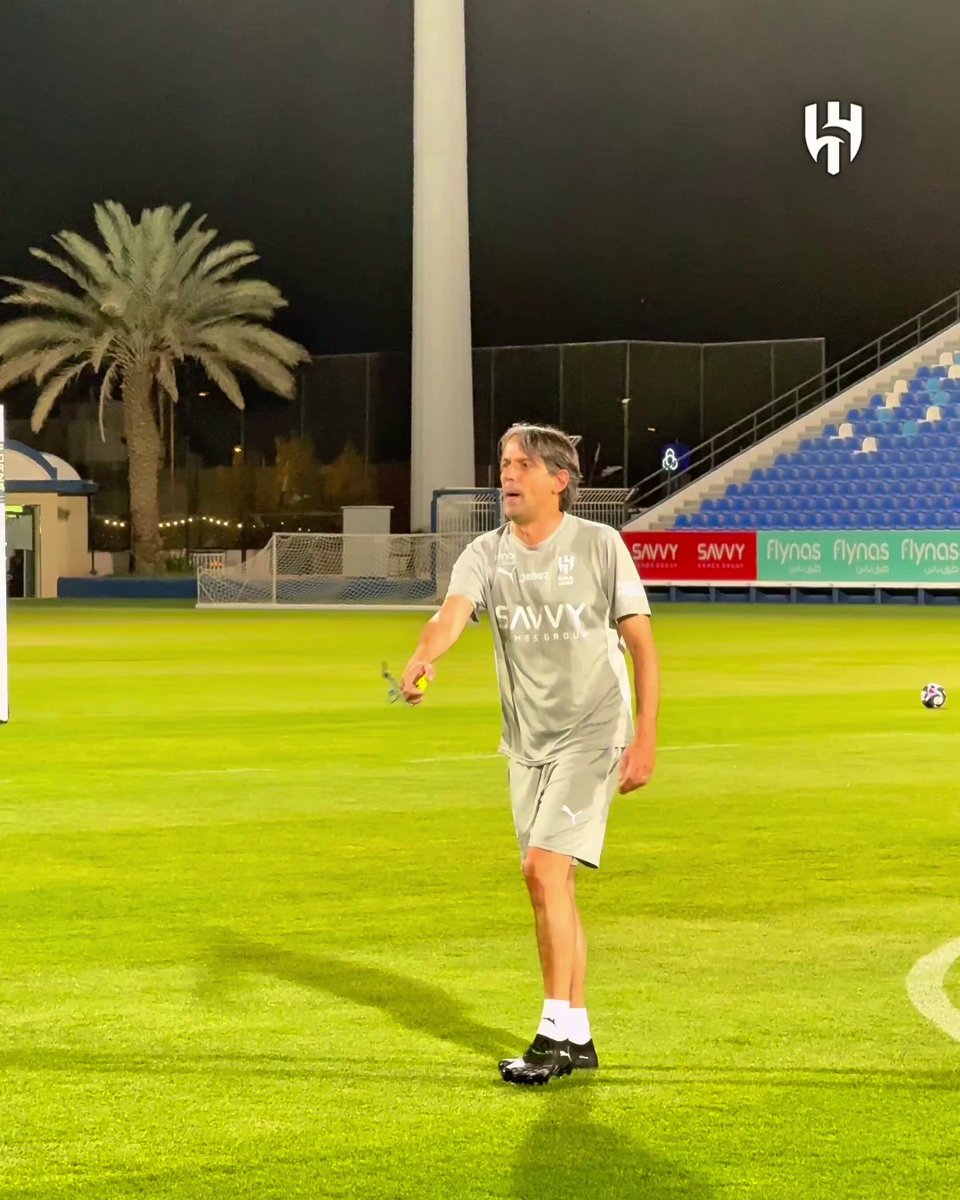 اللي شاف فيديو تمرين الهلال امس التمرين الوحيد لانزاغي مع الدوليين بيلاحظ انه يجري تمرين استلام وتسليم : مربع يتمرن 4 لاعبين على لعب الكورة من تمريرتين ثم الجري إلى الزاوية المعاكسة هو من اساسيات التمرين على تمرير الكورة يتمرونه لاعبين بأعمار 15,16 .. والى الفريق الاول