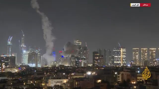 مشاهد تظهر سقوط أحد الصواريخ في تل أبيب وفشل منظومات الدفاع من إسقاطه #الأخبار