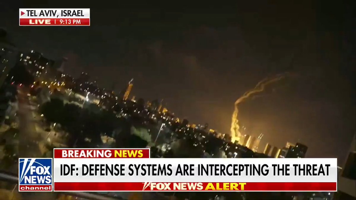 “Everyone move!” Fox News’ Trey Yingst and his camera crew have to evacuate, live on air, as Iranian missiles strike Tel Aviv, Israel.