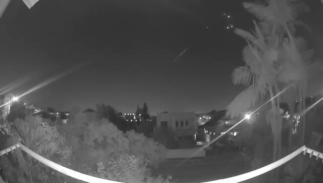 Israëlische vrienden stuurden mij zojuist (terwijl ze in de schuilkelder zitten) beelden van hun video deurbel. Te zien is hoe raketten uit #Iran worden onderschept door #IronDome Er zijn ook zware explosies te horen van raketten die inslaan. Stel je voor dat jij daar zit in de schuilkelder, misschien wel met je kinderen. De angst die je voelt wanneer een raket inslaat.. Steun #IAF #IDF #Israel 🇮🇱 Vernietig islamitische republiek Iran 🇮🇷