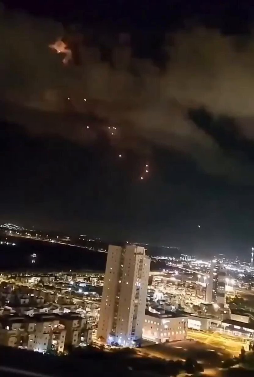 Yahudiler sabaha kadar Beter Olup paramparça olmalılar gün yüzü görmemeliler Geberin 0.EVLATLARI Zalimler İçin Yaşasın Cehennem Allahu Ekber ____ İsrail | Füze | Tel Aviv | Balistik | #vurdu | #savaş | Demir Kubbe | Yerle | Yahudi | Iran | Adem | Batuhan