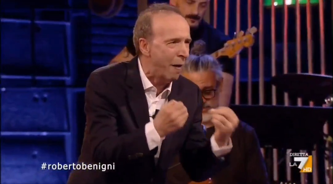 Benigni su Gaza: "Ma perché questi continuano ad uccidere i bambini? Dovrebbero fermarsi appena uno si graffia.Vigliacchi" #propagandalive