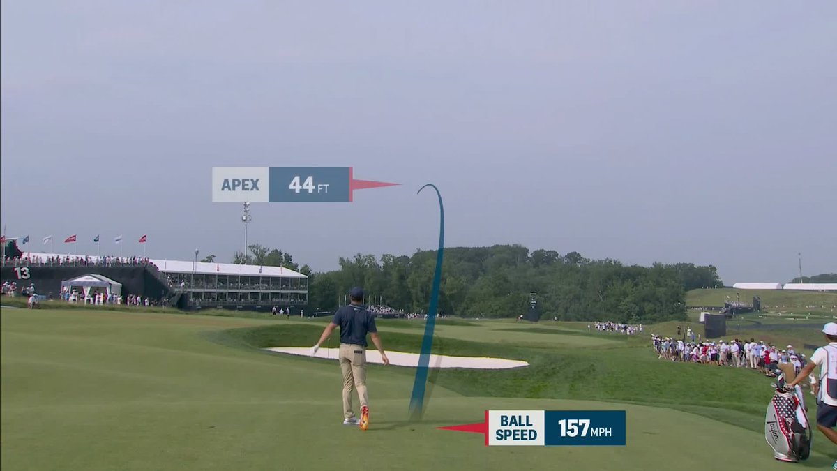 Frustration boils over for Rory McIlroy after his approach shot on the 12th 😡