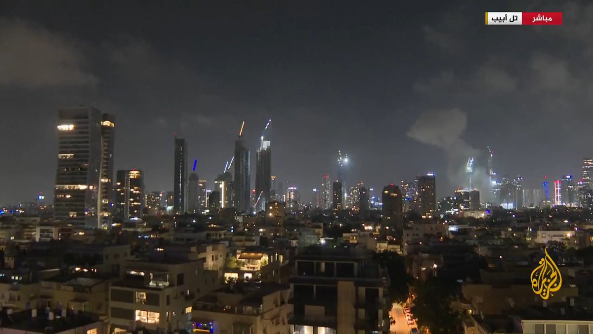 سقوط صواريخ إيرانية في تل أبيب وسماع دوي انفجارات قوية في العديد من التجمعات السكنية وسط إسرائيل #الأخبار