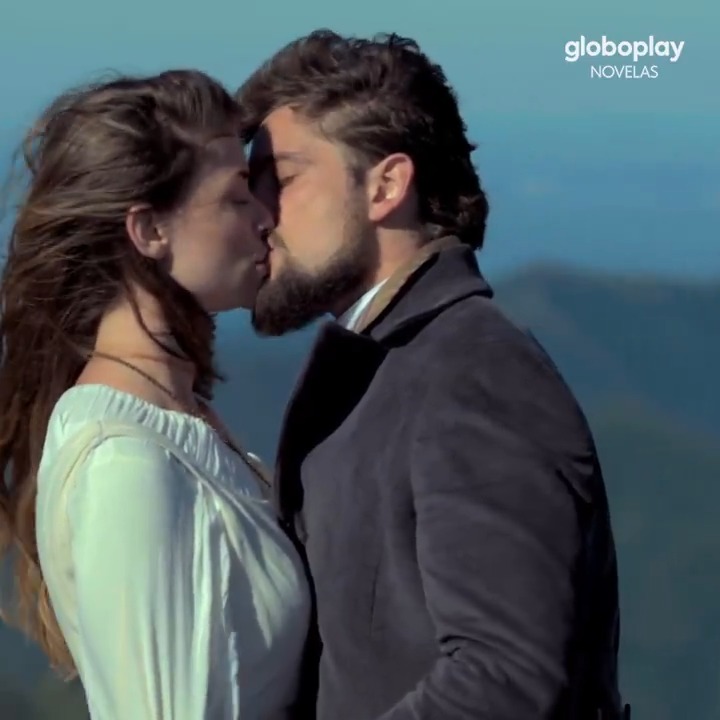 "É como se eu já te amasse desde sempre." 💖 O primeiro beijo de Lívia e Felipe em Além do Tempo veio aí!