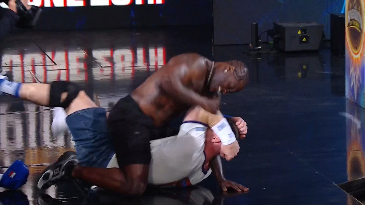 ¡Ron Killings acaba de atacar a @johncena! 😱 #SmackDown