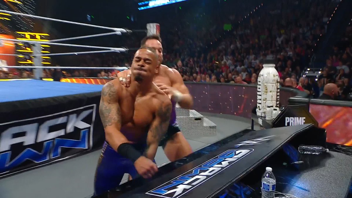 THIS IS AWESOME!!! 👏👏👏 #SmackDown