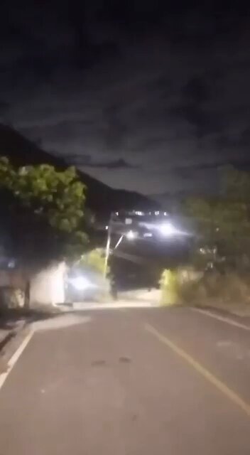 💥DANON nesse momento…muitos tiros!! Segundo Relatos, uma moradora foi baleada. ACOMPANHE: