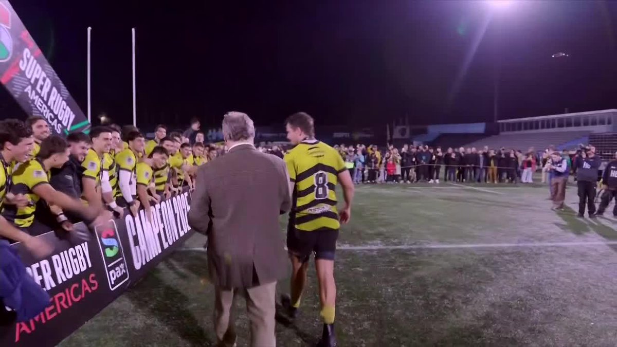 ¡LA TERCERA ESTRELLA! #Peñarol recibió la copa del Super Rugby Americas 2025 y celebró el título continental en el Estadio Charrúa. ▶️ Mirá todo el rugby en Disney+