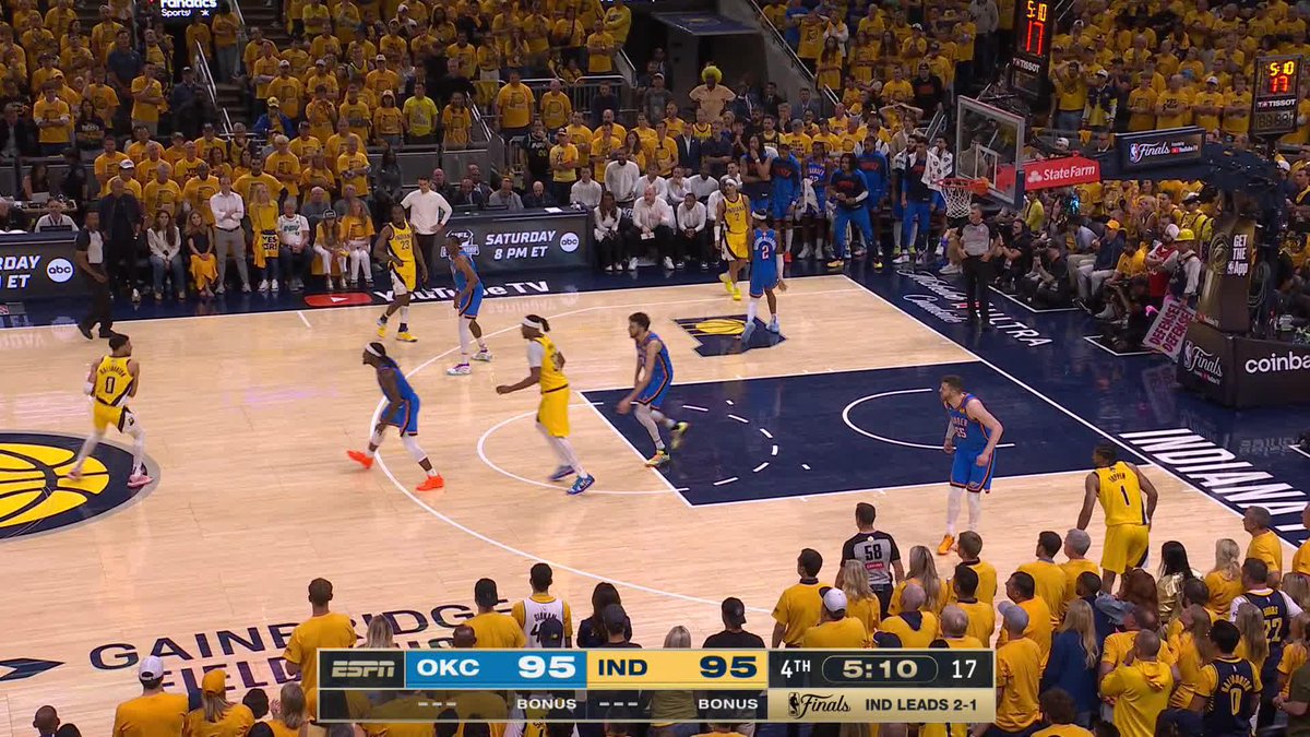 Hali and Shai trading buckets as we enter crunch time in Game 4 🍿