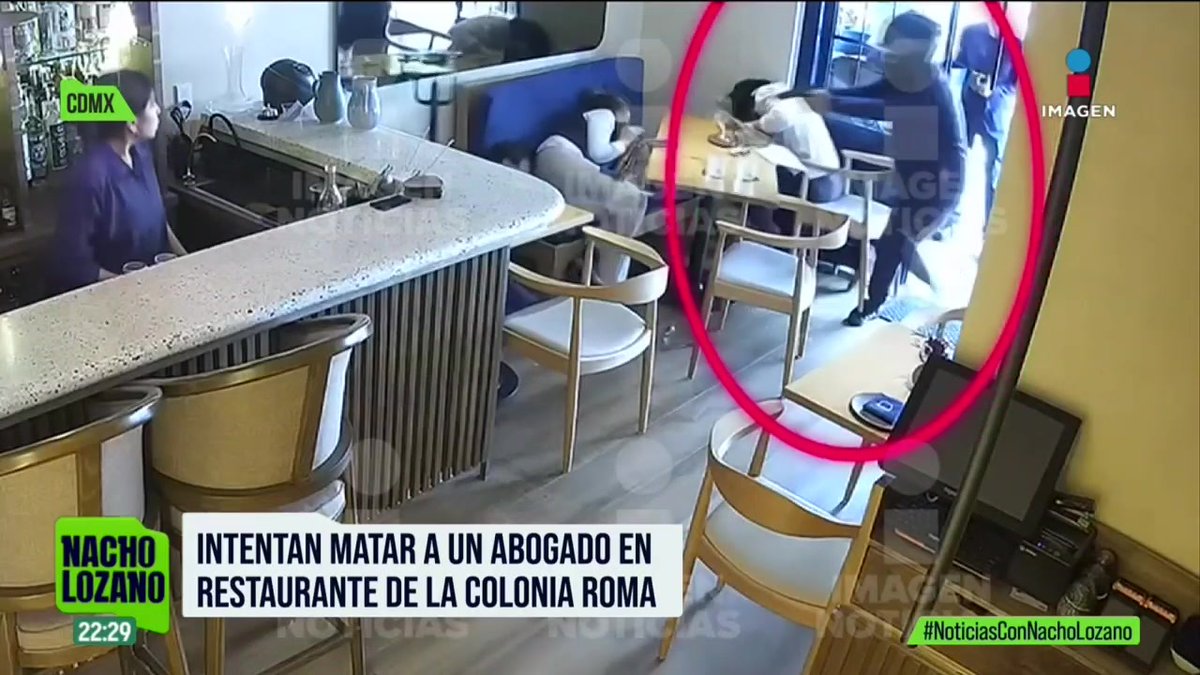 Un hombre intentó matar a un abogado en el restaurante Pargot, en la colonia #Roma, en la #CDMX. Un sicario entró y apuntó al comensal en la cabeza, pero la pistola se trabó varias veces y no salió ninguna bala. #ImagenNoticias tuvo acceso a los videos del ataque: