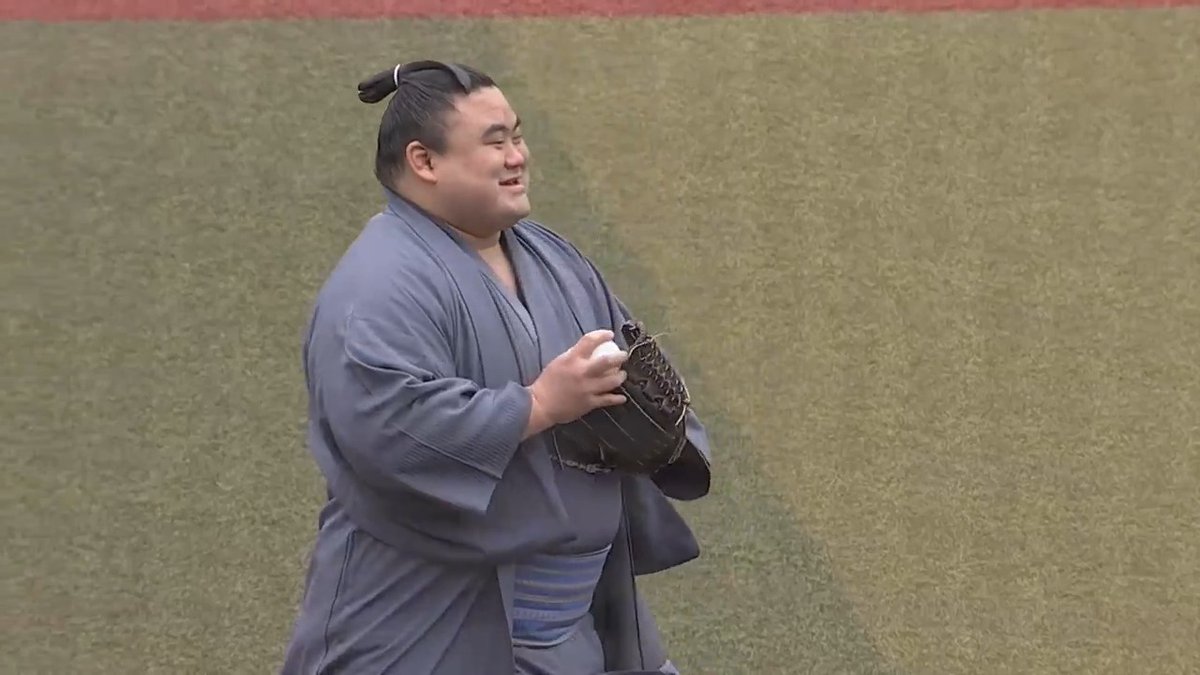 【セレモニアルピッチ】 千葉県出身の #隆の勝 関が登場✨ #chibalotte #交流戦 #セ・パ交流戦 #ZOZOマリン場所 #sumo 👇ライブ配信はこちら