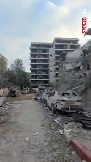 İran'ın misilleme olarak İsrail'e düzenlediği füze saldırıları sonrası Tel Aviv'deki yıkım görüntülendi.