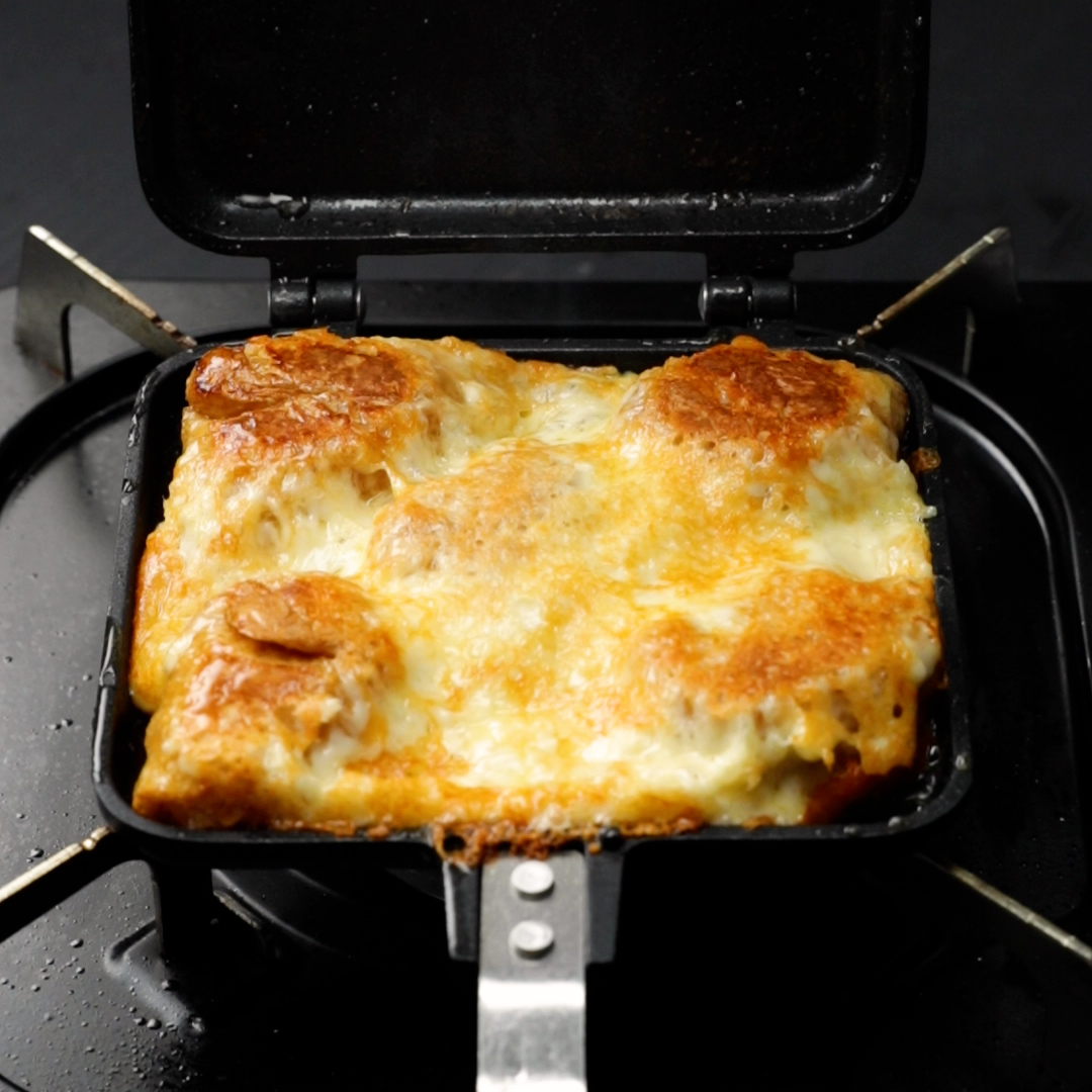 【意外だけどウマい！】ホットサンドメーカーでチーズといなり寿司をはさんでみた / Grilled Cheese Inari-Sushi with a Sandwich Maker😮✨