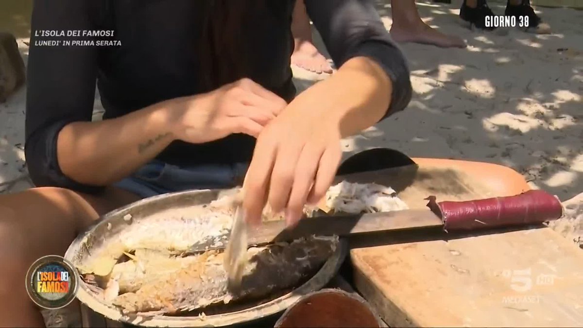 Patrizia chiede a Mirko una porzione di riso più abbondante poiché non le piace il pesce, ma tra i due scoppia subito un'accesa discussione. #Isola