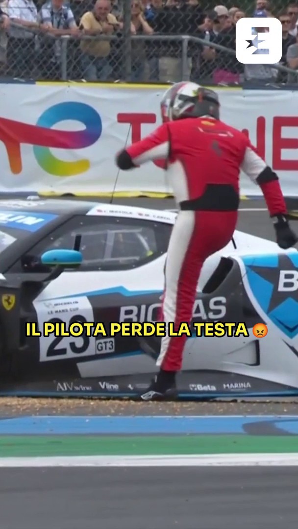 😨 Scena incredibile in pista alla Le Mans! Gino-Generoso Forgione si tocca con la vettura di Joseph Mayola Comadira e dopo la collisione scende dalla macchina e comincia a prendere a calci e pugni la vettura dell'avversario. #WEC #LeMans24