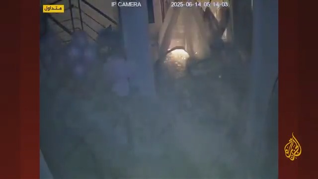 لقطات من كاميرا مراقبة ترصد لحظة سقوط صاروخ إيراني على منزل في تل أبيب #الأخبار